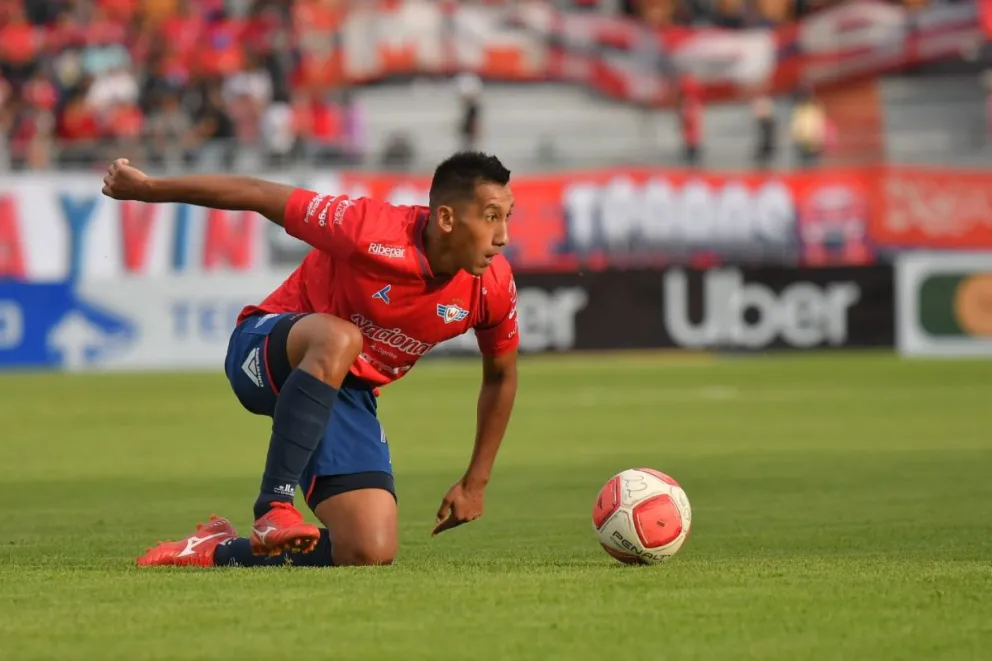 Machado, uno de los "todo terreno" de Wilstermann en el medio.  Foto APG