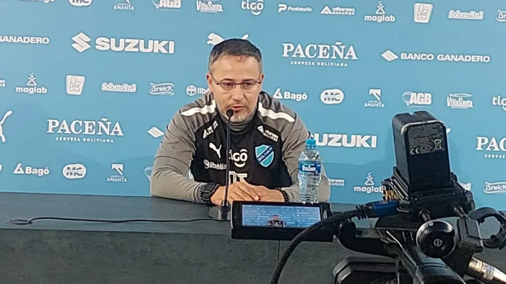 El entrenador Robatto en la conferencia de prensa de esta mañana, en Ananta. Foto Sports 360