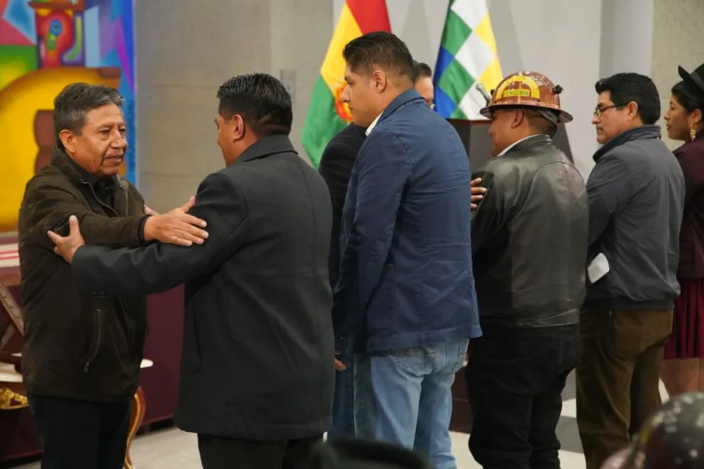 El vicepresidente saluda a los nuevos ministros posesionados este martes. Foto: APG