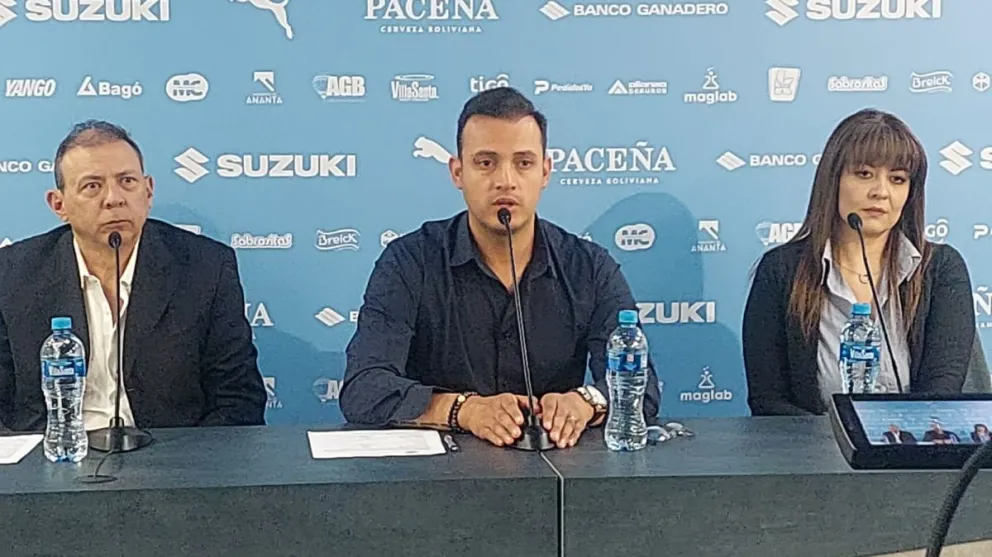 Alejandro Escobar, de Bolívar, junto a los doctores de la Fuente y Dorado, en el acto de esta mañana. Foto Sports 360