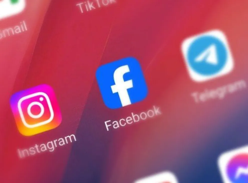 El logo de Facebook en un celular. Imagen: Visión 360.