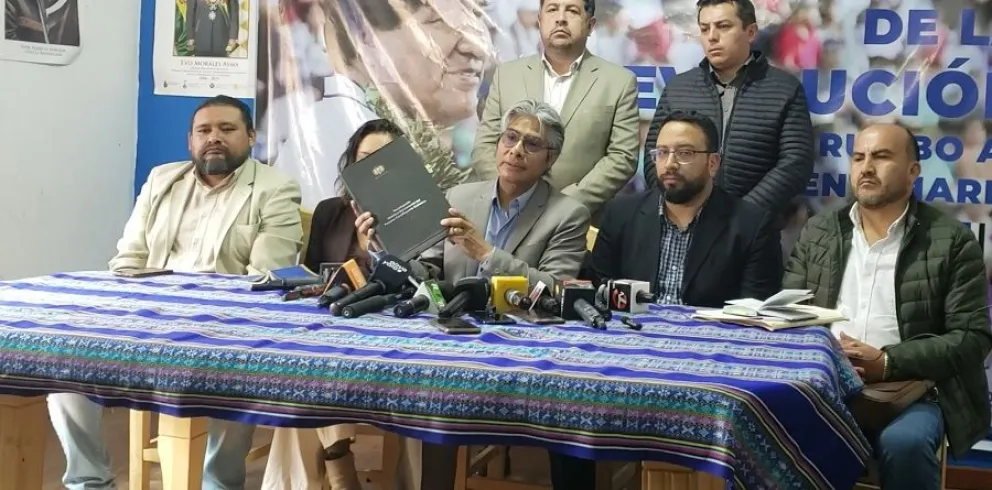 El equipo jurídico del MAS, en conferencia de prensa. Foto: Carlos Quisbert
