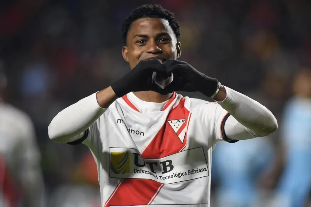 Romero celebra con un corazón en la mano, tras uno de sus últimos goles ante Cristal. Foto Always Ready