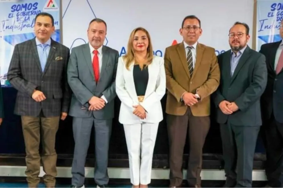 La presidenta de la Aduana, junto a representantes de Chile y empresarios. Foto: Facebook de Aduana. 
