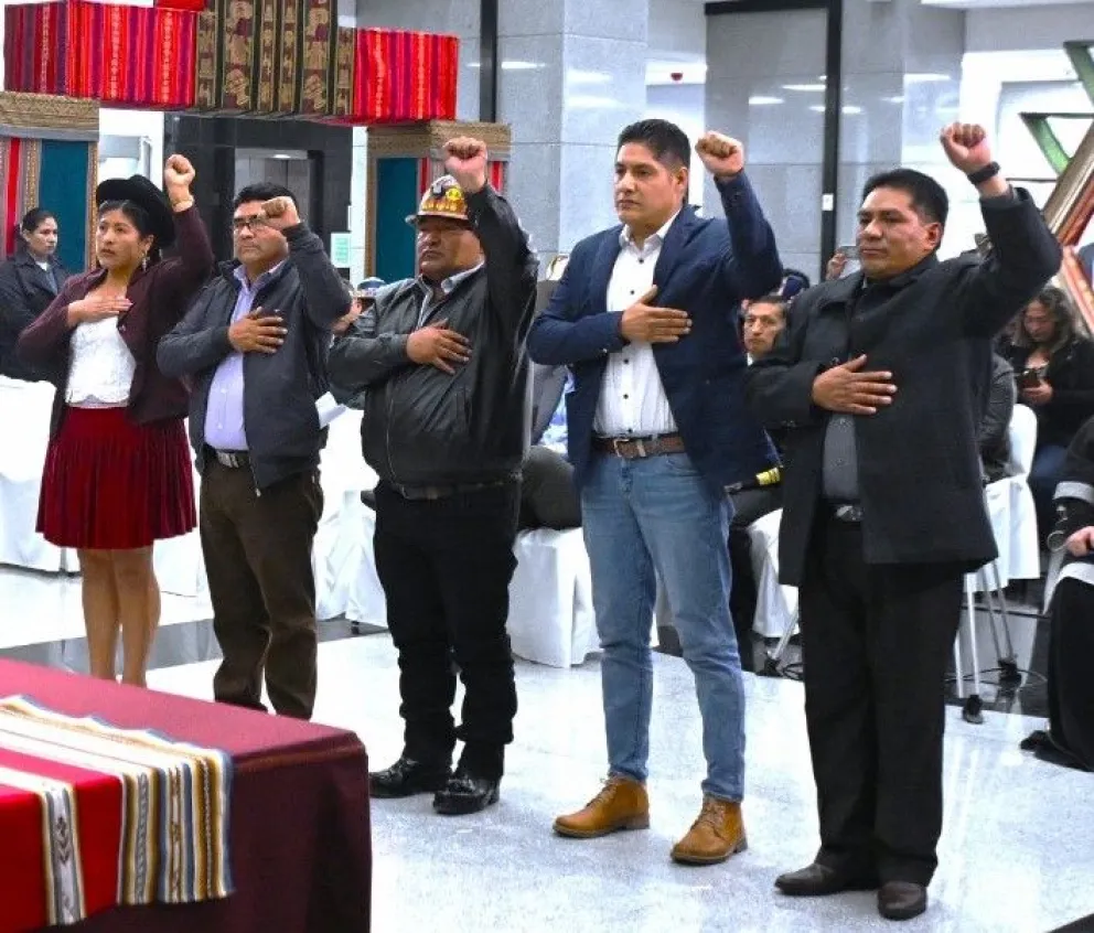 Las cinco nuevas autoridades durante su juramento.  Foto: Facebook Lucho Arce 