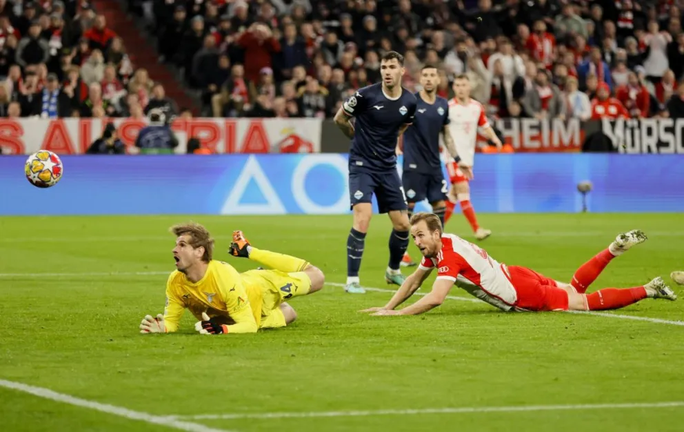 Harry Kane, en el suelo, anota el primer gol del Bayern de Múnich. Foto: EFE