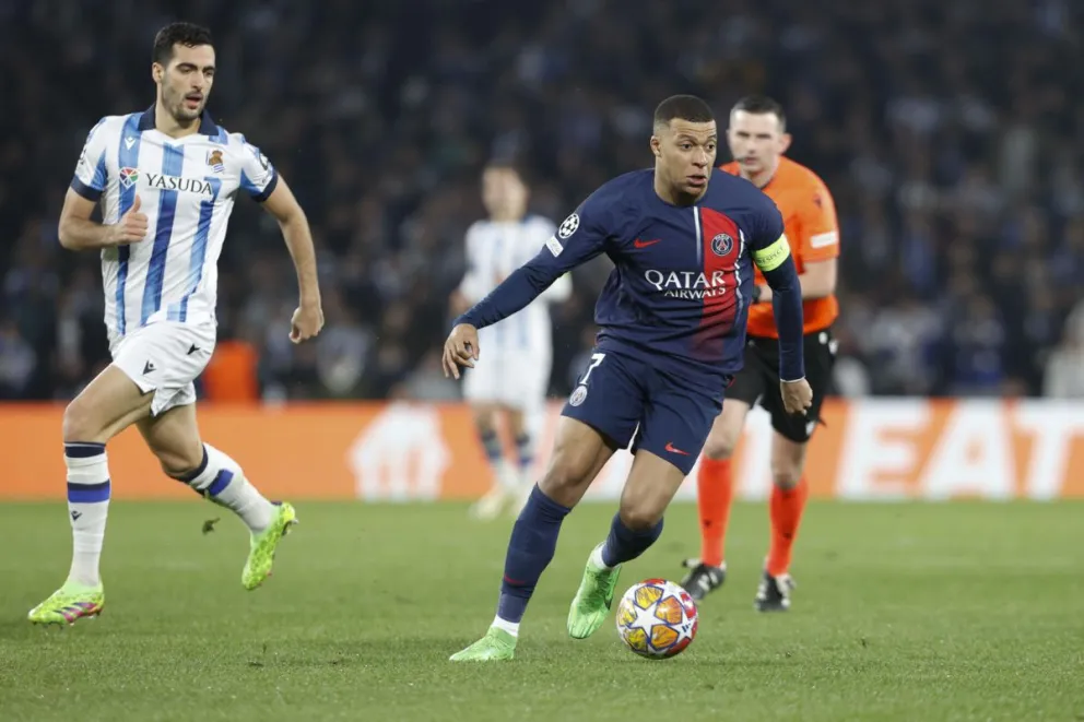 Kylian Mbappe, figura del PSG, controla el balón marcado por el español Merino. Foto: EFE