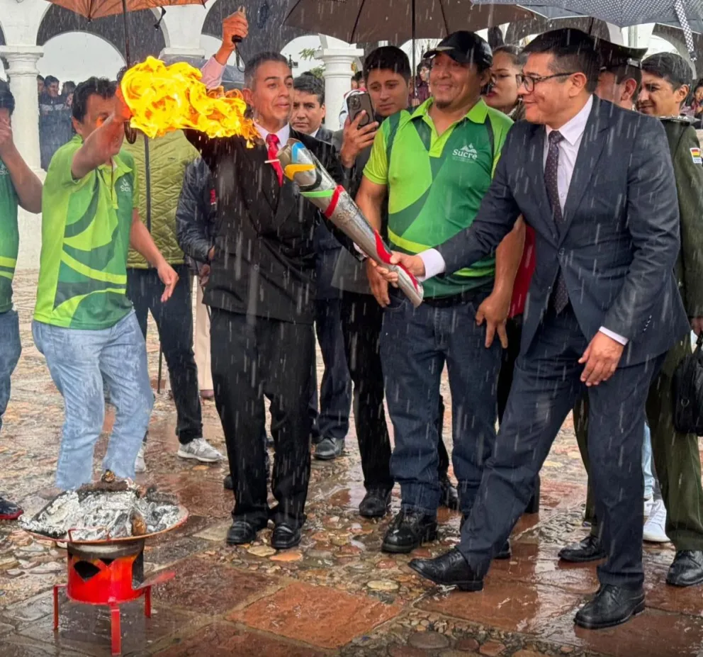 El alcalde Leaño enciende la antorcha bolivariana. Foto: Coordinadora Gubernamental de Chuquisaca.
