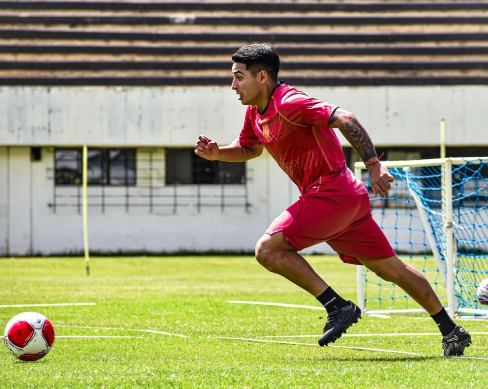 El mediocampista Daniel Rojas controla el balón en un entrenamiento anterior del aurinegro, en su estadio de Achumani. Foto: club The Strongest