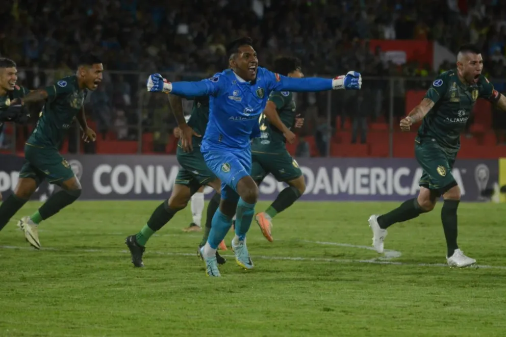 Los futbolistas de Tomayapo celebran su pase a la ronda de grupos. Foto: APG.