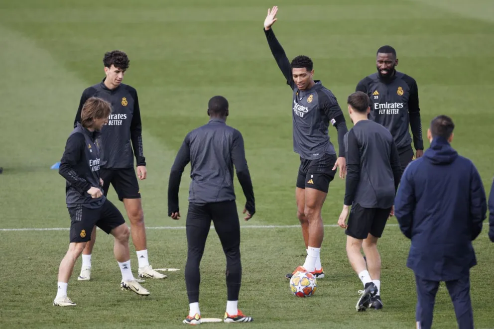  Bellingham (centro) en el último entrenamiento del Madrid en Valdebebas. A su lado aparece Rüdiger. Foto: EFE