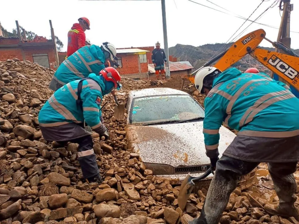 Obreros municipales trabajan en el rescate de un vehículo.   Foto: AMUN