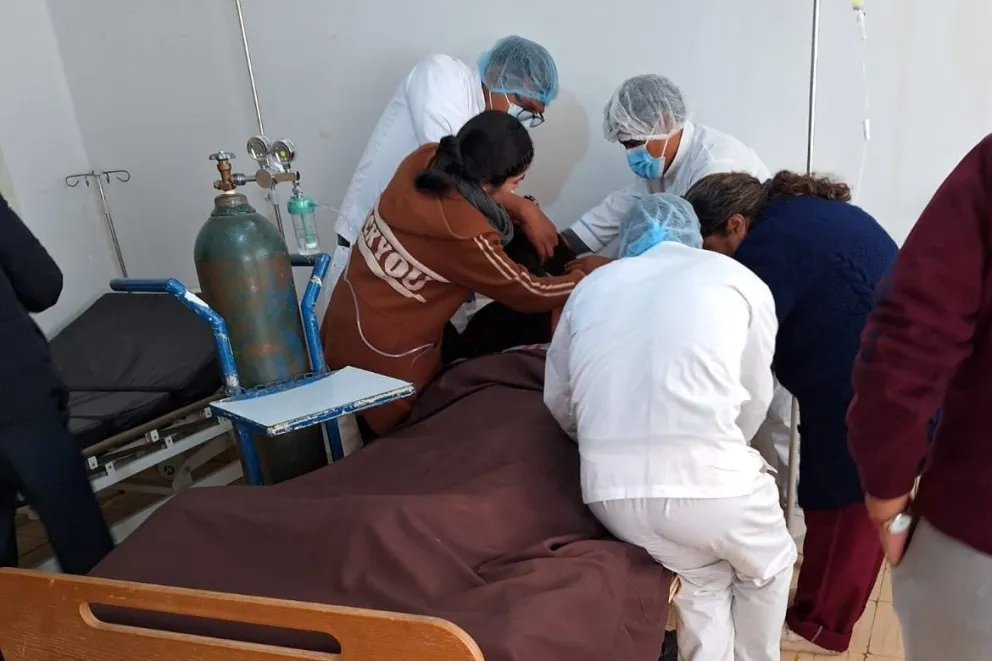 Personal médico atiende al concejal agredido (Foto: 42 Municipios Potosí)