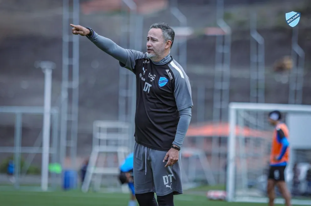 Flavio Robatto da indicaciones en el trabajo matinal de ayer. Foto Club Bolívar