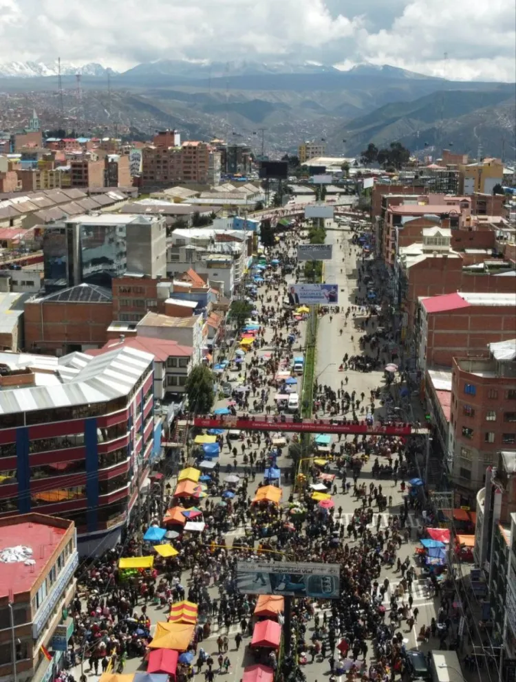 La avenida 6 de Marzo, una de las principales de El Alto. Foto: APG. 