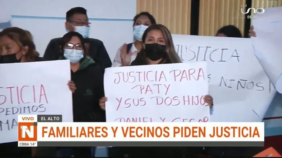 Familiares de los menores asesinados en puertas del Hospital Boliviano Holandés. Foto: Captura de video Red Uno. 
