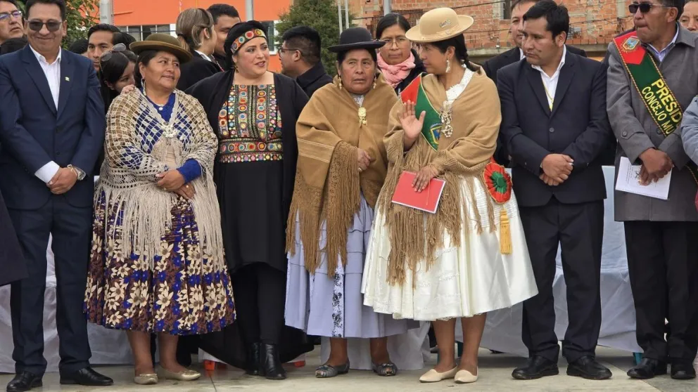 La alcaldesa de El Alto, Eva Copa, acompañada por la ministra Prada y otras autoridades. Foto: Facebook de Eva Copa