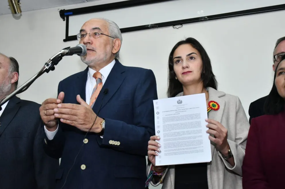Carlos Mesa con la diputada de CC Luisa Nayar, en la presentación del proyecto de ley. Foto: APG