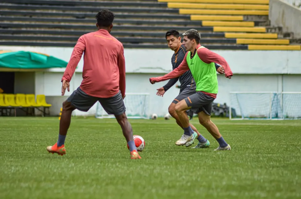 Wayar va a la marca de Quaglio, en uno de los entrenamientos atigrados. Foto The Strongest