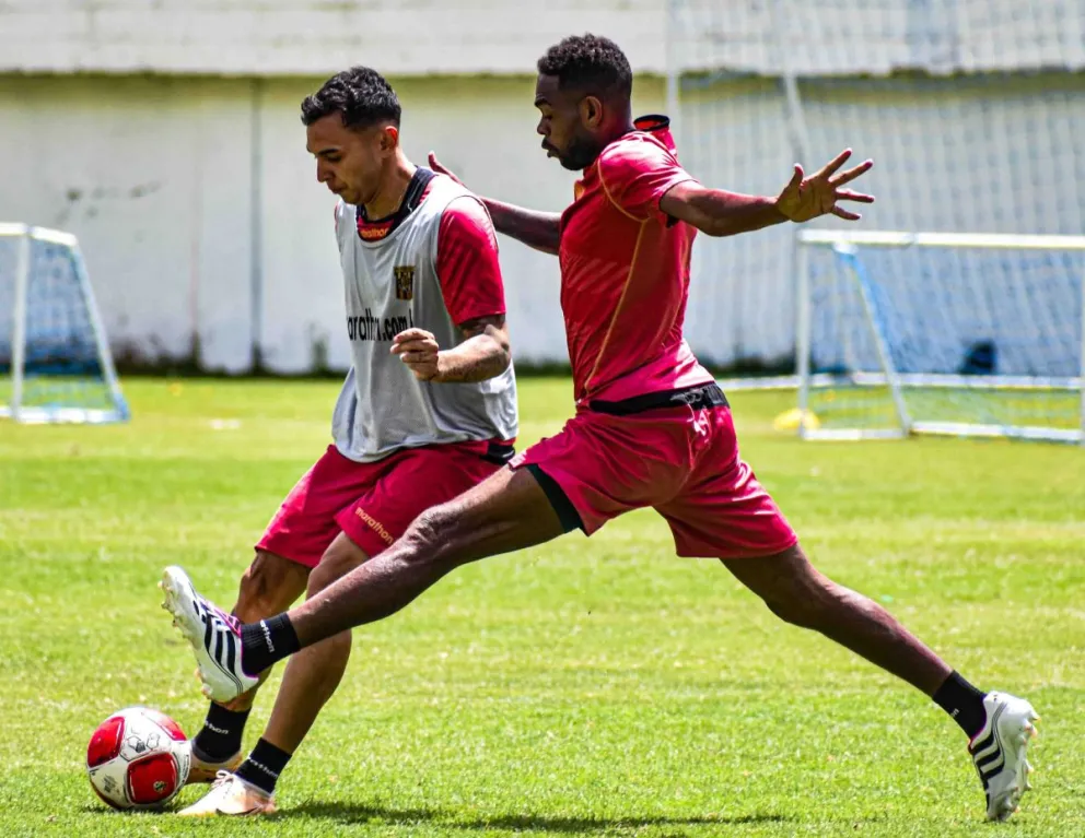 Enoumba (der.) marca a Bruno Miranda en un entrenamiento del plantel atigrado en su estadio de Achumani. Foto: club The Strongest