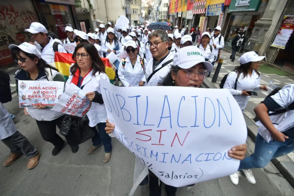 Médicos marchas en las calles en contra de la "jubilación forzosa". Foto. Visión 360.