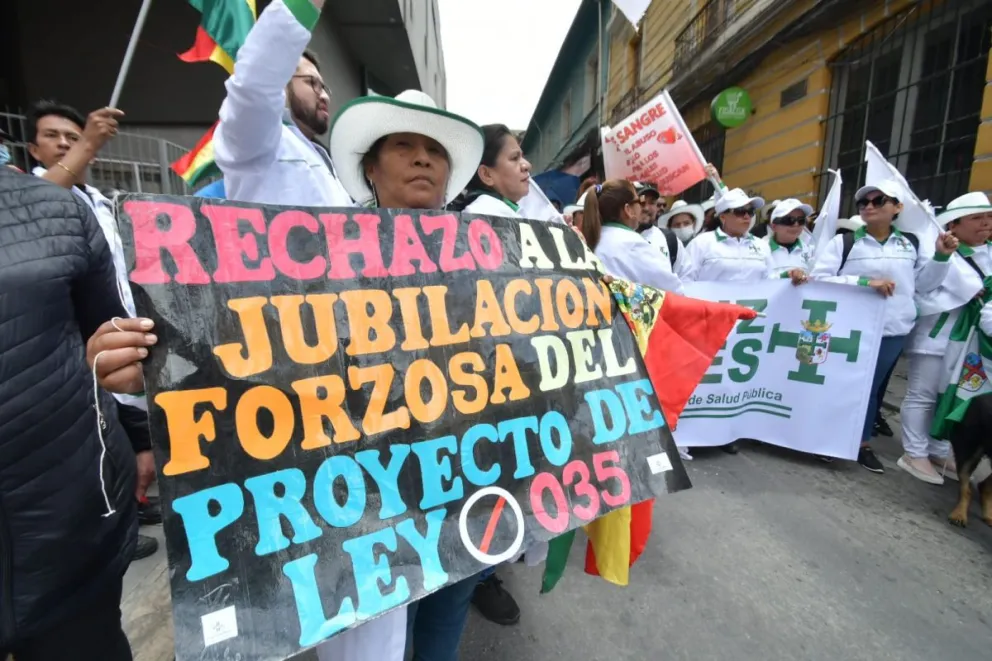 Médicos en las calles rechazan la "jubilación forzosa". Foto: APG