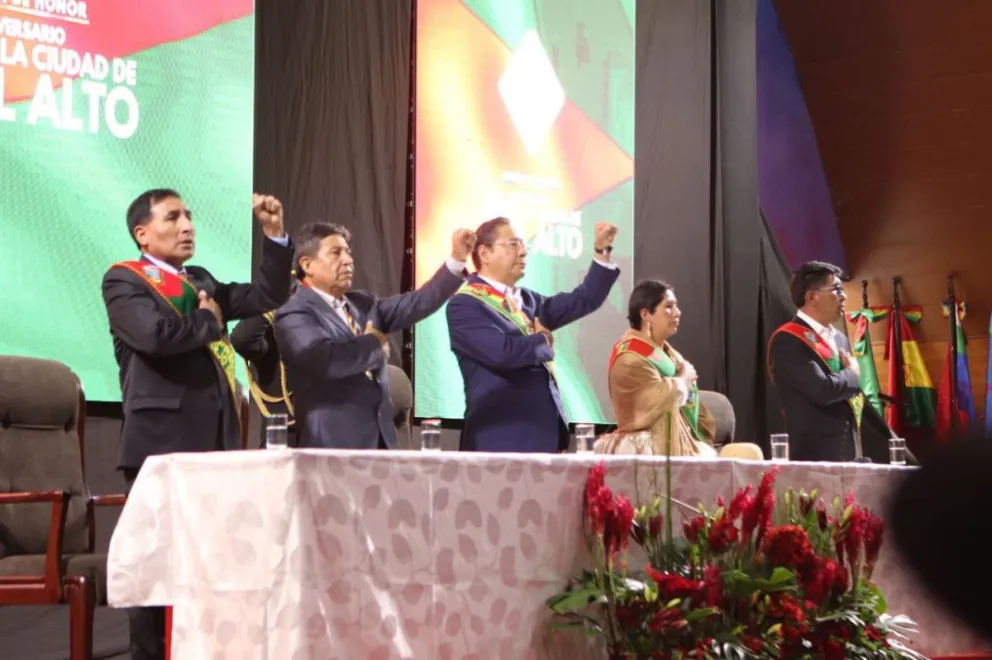 El presidente Luis Arce y autoridades junto a la alcaldesa de El Alto, Eva Copa. Foto: Alcaldía de El Alto.