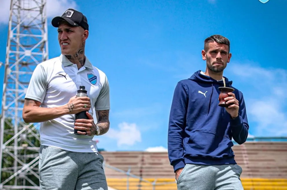 Bentaberry (izq.) y Orihuela, los dos defensores charrúas de la Academia. Foto: Club Bolívar.