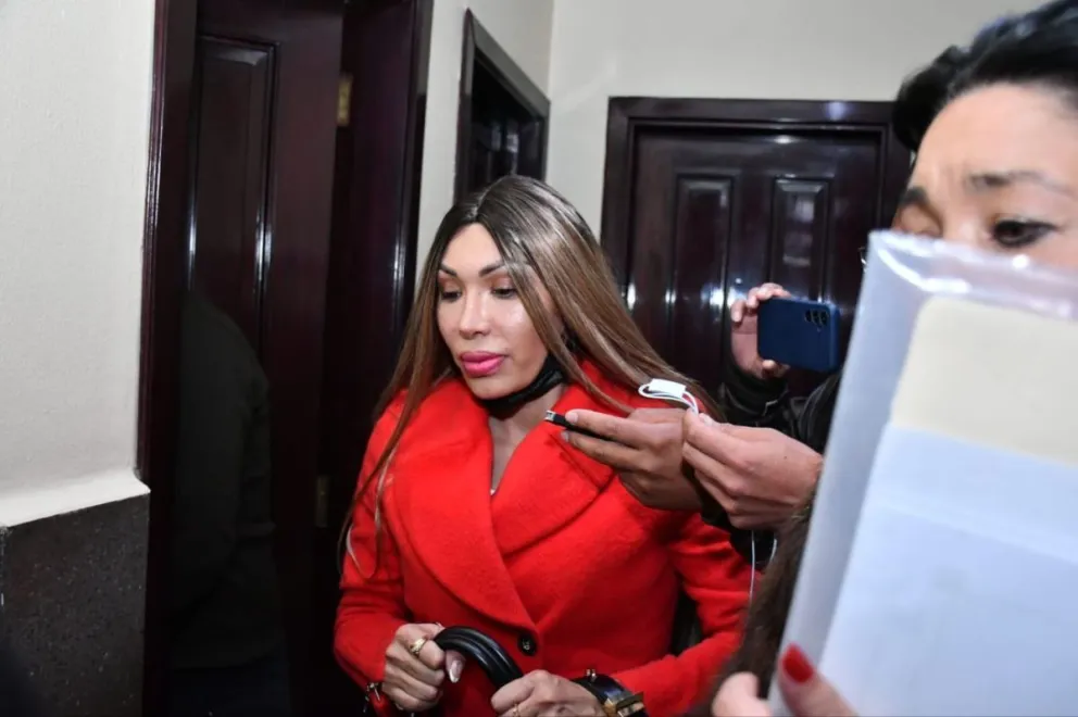 Gabriela Zapata sale de una audiencia por el caso trata y tráfico, el lunes. Foto: APG.