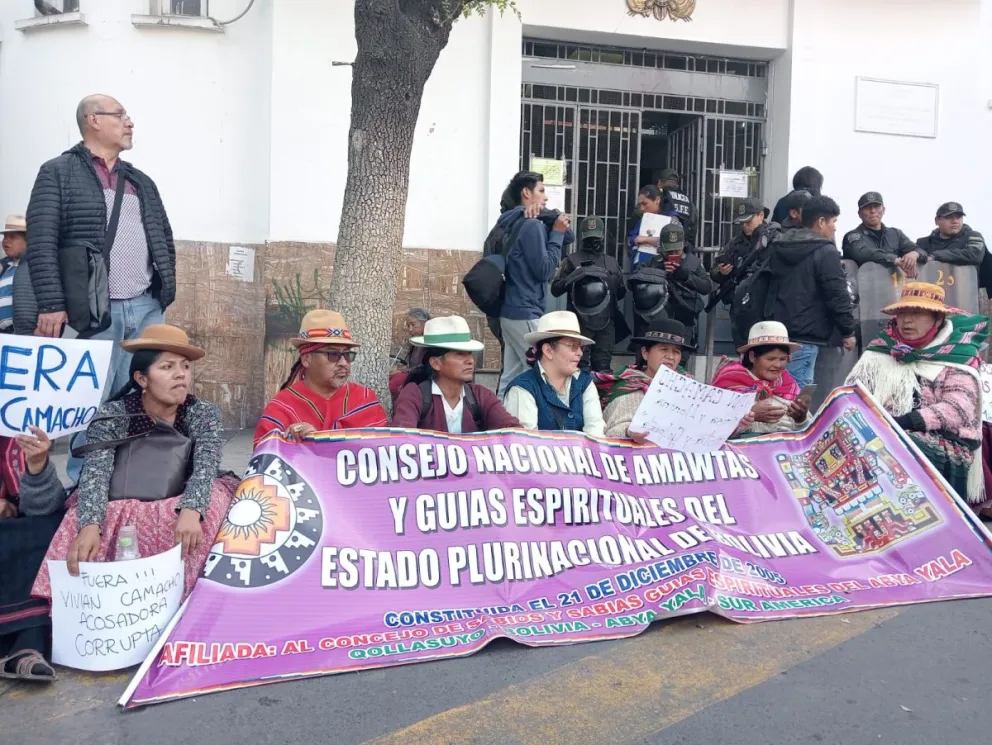 Médicos tradicionales en protesta en puertas del Ministerio de Salud (Foto: Éxito Noticias)