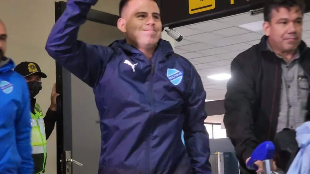 Vaca con la chamarra de Bolívar en el aeropuerto de El Alto. Foto: Sports 360.