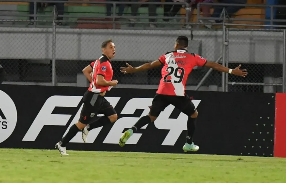 Cristaldo (izq.) inicia el festejo después de convertir el segundo gol de Nacional. Álvarez comparte la alegría. Foto: APG