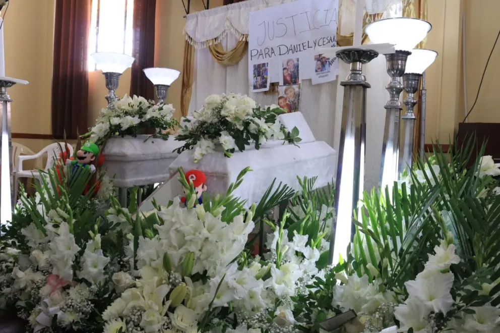 Los dos niños victimas de infanticidio fueron velados en medio de pedidos de justicia.  Foto: APG