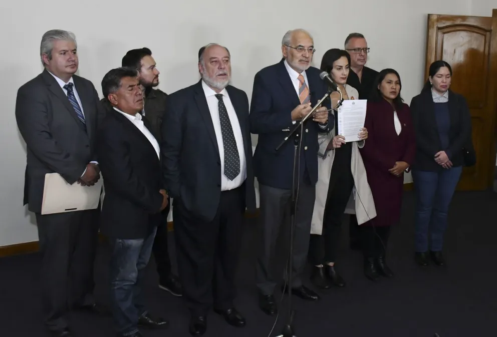 Carlos Mesa y miembros de Comunidad Ciudadana, en la presentación de la propuesta. Foto: APG