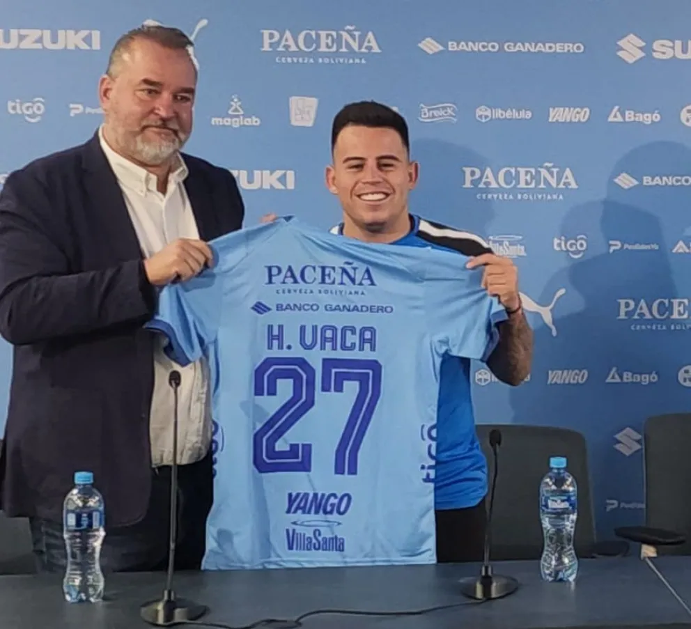 Vaca muestra su camiseta junto a Del Solar. Foto: Sports 360.