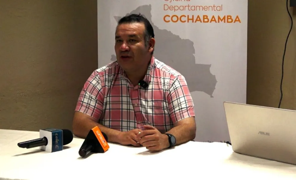 El director del INE, Humberto Arandia, en contacto con medios de comunicación. Foto: INE