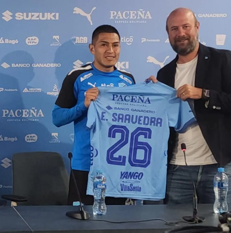 Saavedra sostiene su camiseta junto a Eduardo Valdivia, gerente general de BAISA SRL. Foto: Sports 360.