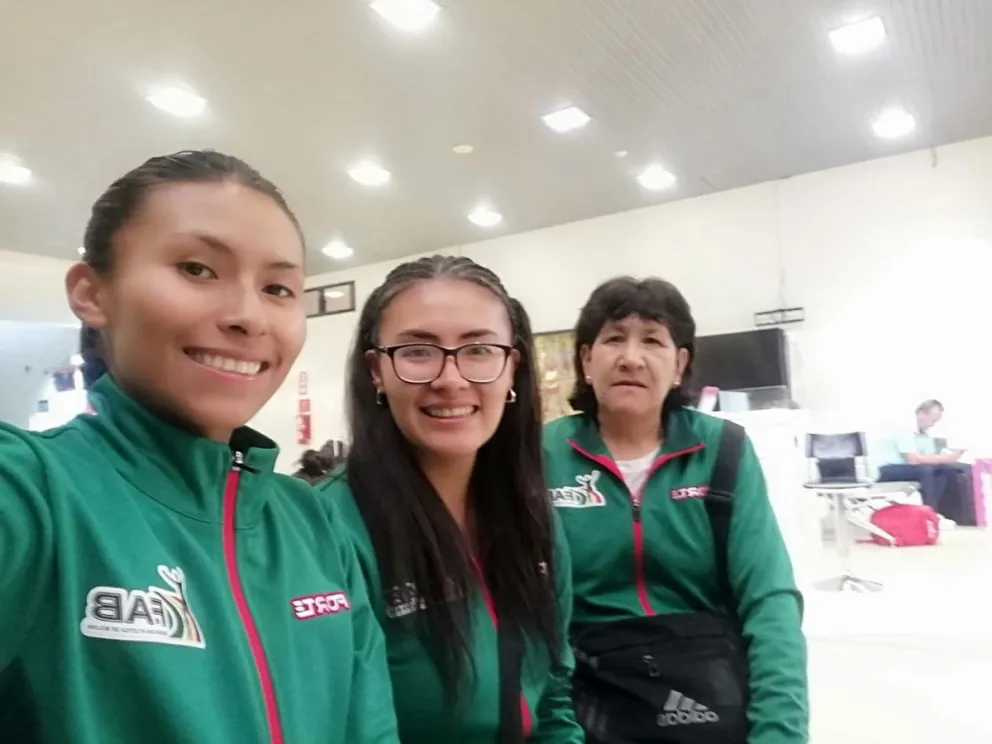 Quispe (izq.), Nieto y Marín previo a su viaje a Recife. Foto: Mayra Quispe.
