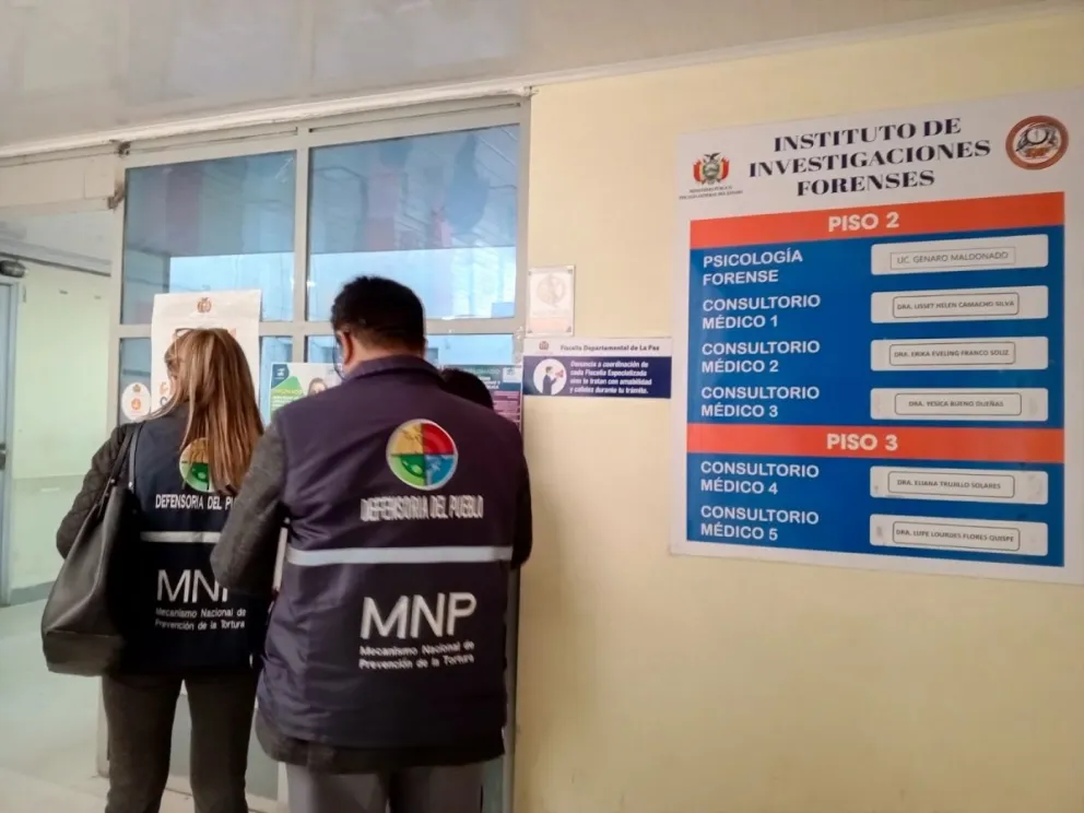 Personal de la Defensoría del Pueblo en el verificativo realizado a consultorios del IDIF. Foto: Defensoría del Pueblo