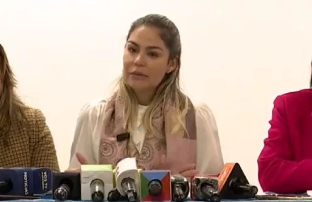 La senadora arcista Eva Humérez brinda conferencia de prensa. Foto:Captura