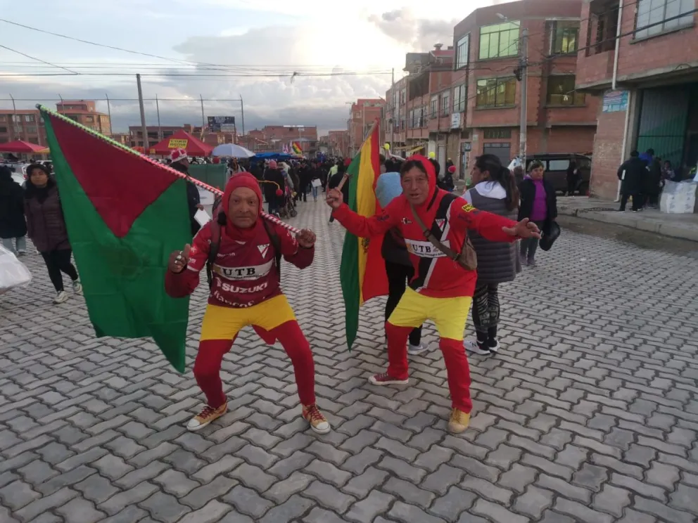 Los dos chapulines que acudieron al estadio de El Alto. Foto: Jhony Mollinedo.