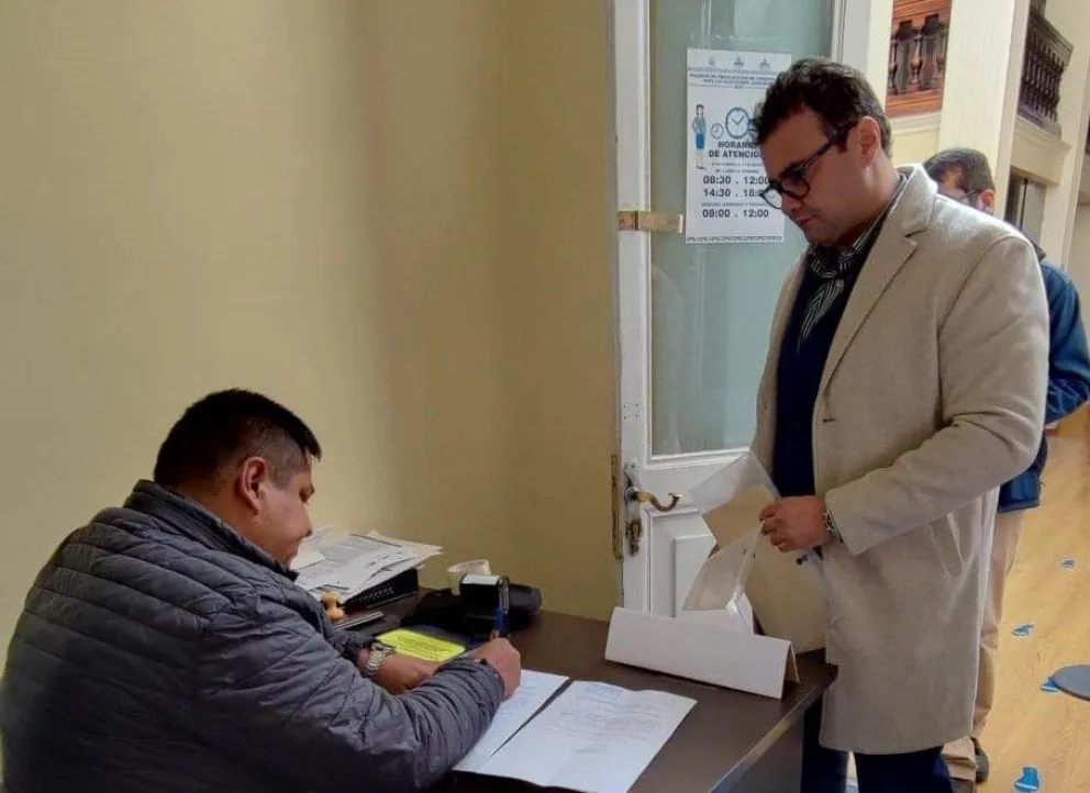 El magistrado Olviz Eguez se postula al TCP. Foto: Cámara de Senadores