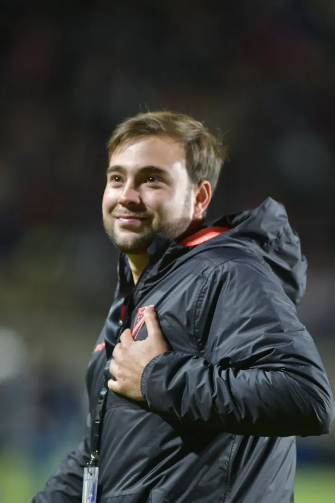 El presidente de Always Ready se toca el corazón y saluda al público. Foto APG