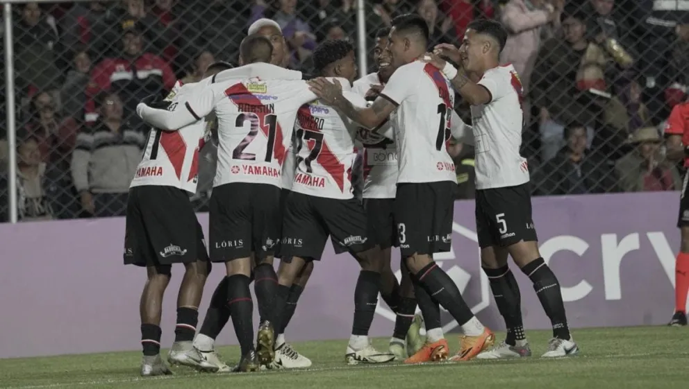 Festejan los jugadores de Always Ready la única conquista del partido anotada por Darlison Rodrigues para la victoria sobre Nacional de Uruguay en El Alto. Foto: APG