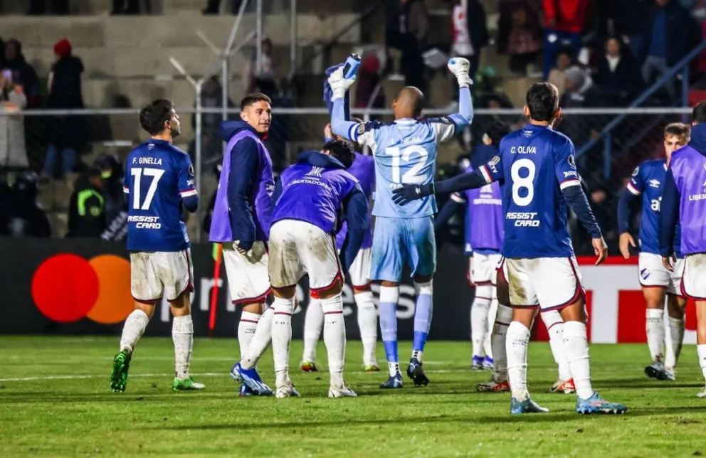 Jugadores del uruguayo Nacional festejan con sus hinchas la derrota por un gol de diferencia. Foto: club Nacional