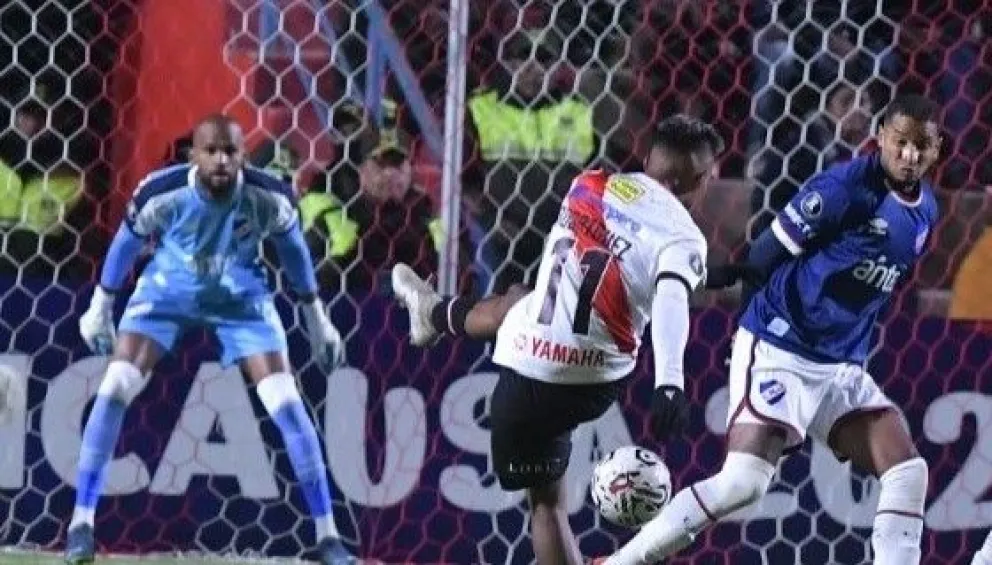 El arquero Luis Mejía fue el destacado de Nacional. En la gráfica observa el remate de Darlison Rodrigues que terminará en el único gol del partido. Foto: APG