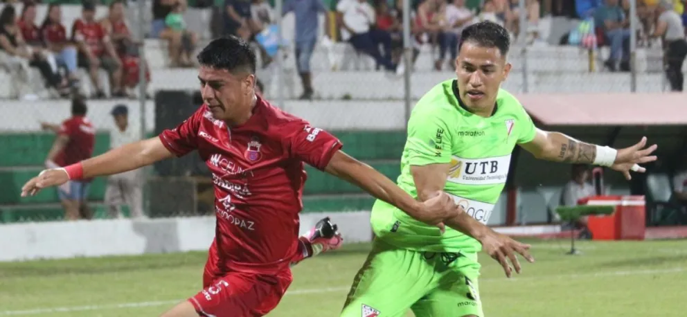 Marcelo Suárez (der.), jugador de Always Ready, en una acción del partido de su equipo contra Guabirá del sábado 2 de marzo en el estadio Gilberto Parada de Montero. Foto: APG
