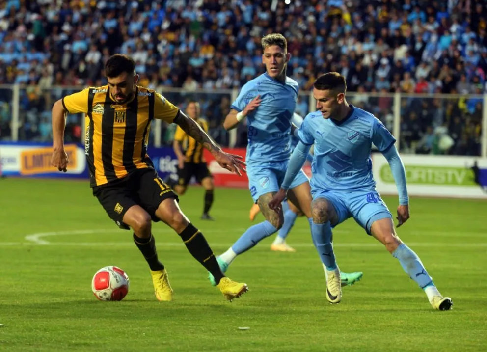 Una incidencia del primer clásico que se disputó en esta temporada. Foto: APG