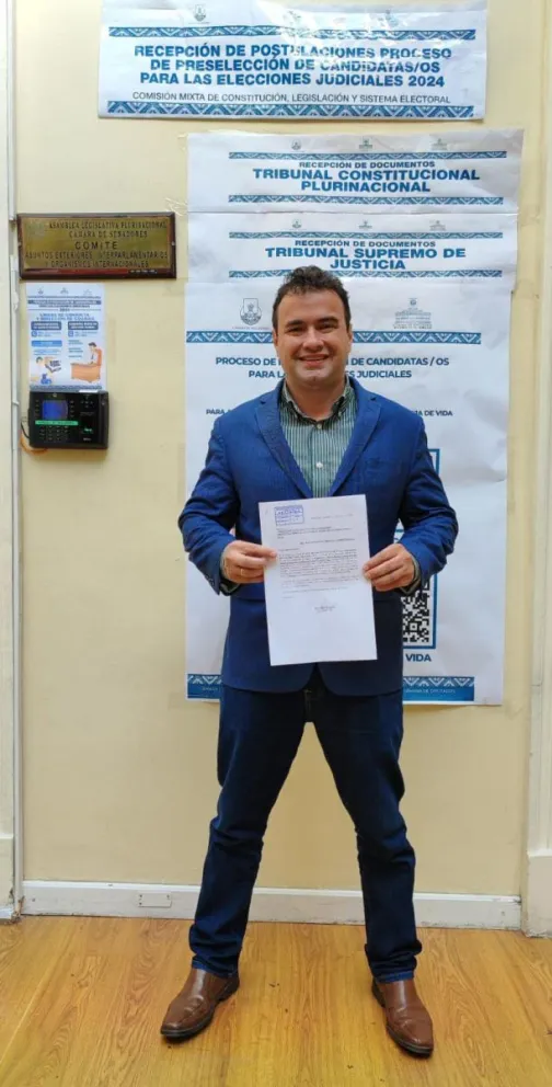 El magistrado  Olviz Egüez Oliva, después de presentar su postulación. Foto: Senado. 