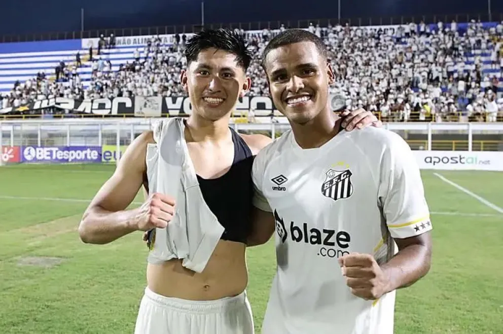 Los bolivianos Miguel Terceros (izq.) y Enzo Monteiro, dos de los futbolistas bolivianos que militan en el Santos de Brasil. Foto: Santos FC